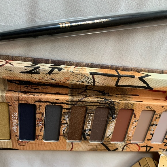 Eye palette by Urban Decay Jean Basquiat !! Pastel to dark and gold colors🤩 - Picture 8 of 10